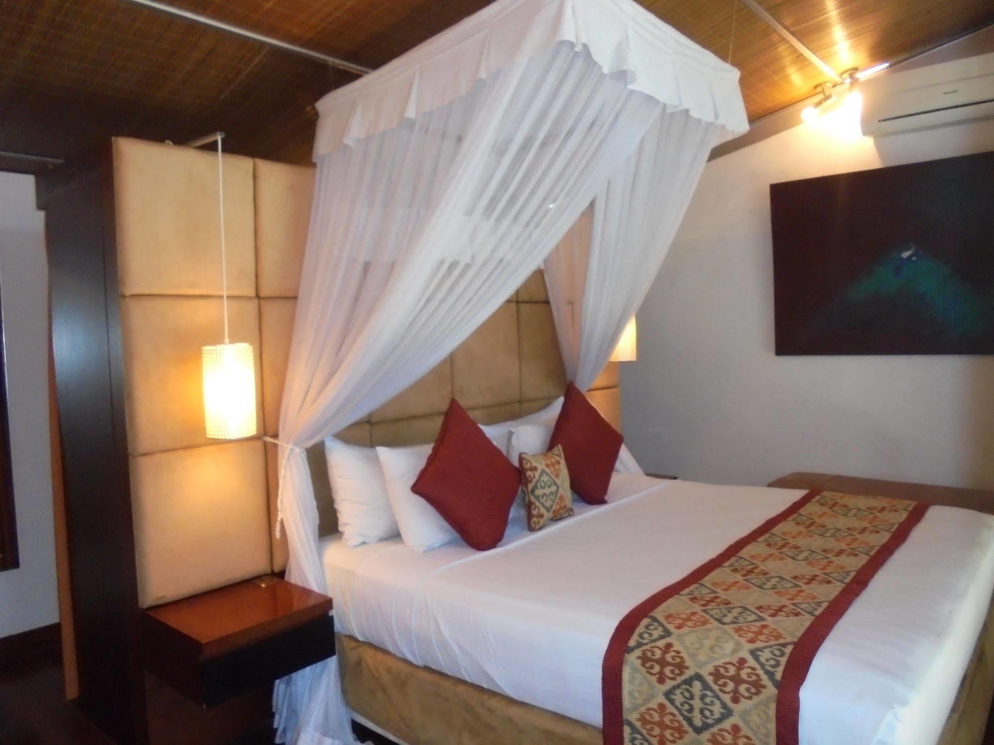 Hotel Puri Ayu 4*